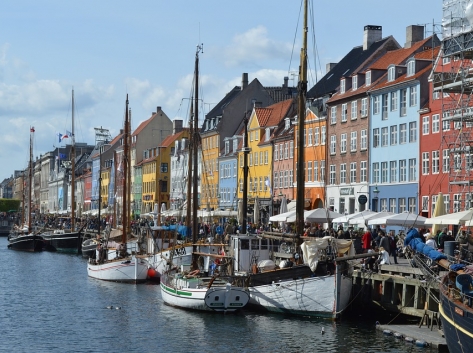 DÁN NAP avagy A DÁN DERŰ NYOMÁBAN