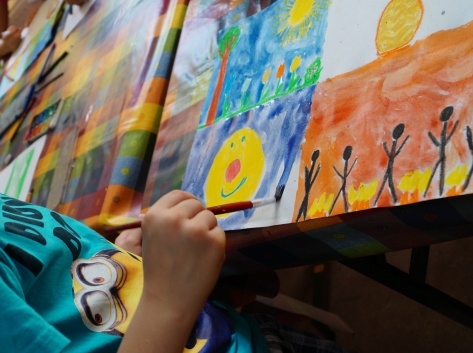 SZÍNES CERUZÁVAL A FÖLD KÖRÜL – ANDERSEN NYOMÁBAN