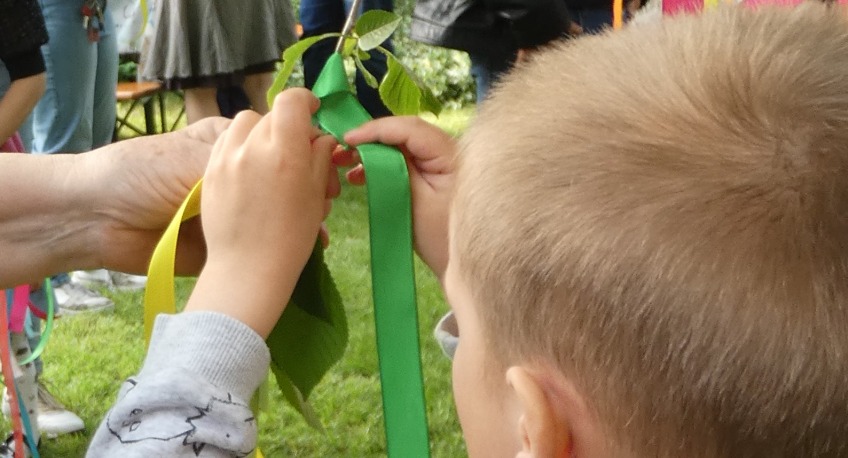 MÁJUSFAÁLLÍTÁS 2026